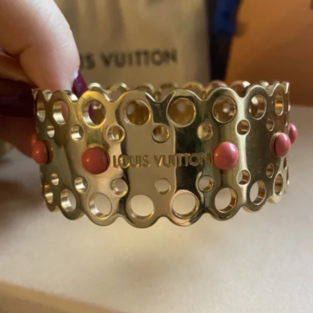 Louis Vuitton Wide Bangle Bracelet Hide & Seek Gold Tone Coral Studs Box Small - Picture 4 of 6